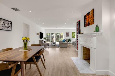 Seating area, Dining area, Evening entertainment