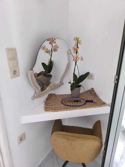 Photo of the whole room, Decorative detail