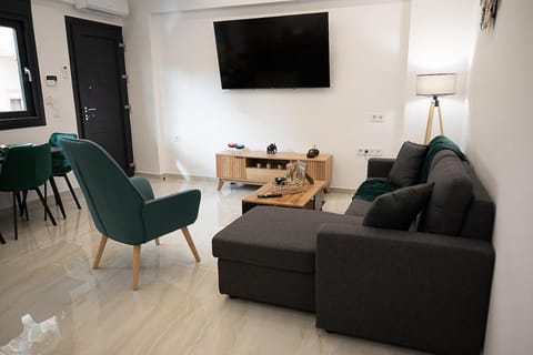 TV and multimedia, Living room, Seating area, Evening entertainment