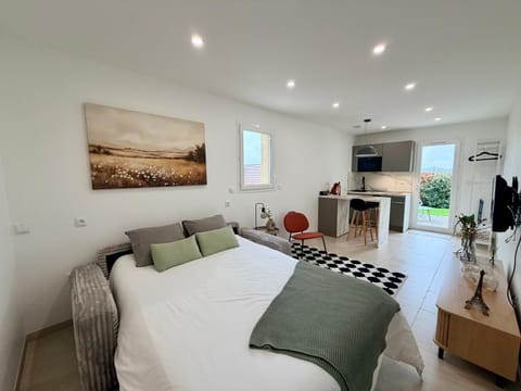 Bed, Garden, TV and multimedia, Living room, Photo of the whole room, Seating area, Dining area, Garden view, Lunch, kitchen
