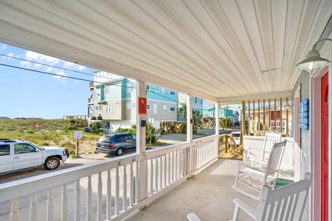 Patio, Day, Neighbourhood, Natural landscape, Balcony/Terrace, Seating area, Parking