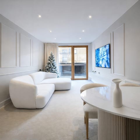 TV and multimedia, Living room, Seating area, Evening entertainment