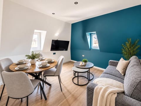 TV and multimedia, Living room, Seating area, Dining area