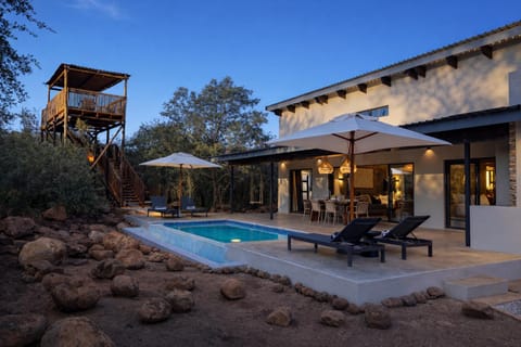 Property building, Patio, Day, Pool view, Swimming pool, sunbed