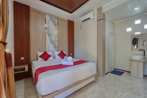 Bed, Photo of the whole room, Bedroom, towels, air conditioner