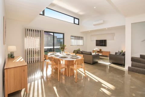TV and multimedia, Balcony/Terrace, Living room, Photo of the whole room, Seating area, Dining area
