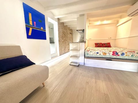 Bed, Living room, Photo of the whole room