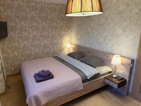 Bed, Bedroom, towels