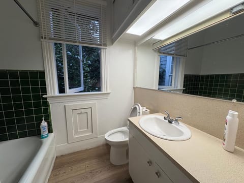 Spacious Family Room near YVR - Free Parking, Parks & Shopping Vacation rental in Vancouver