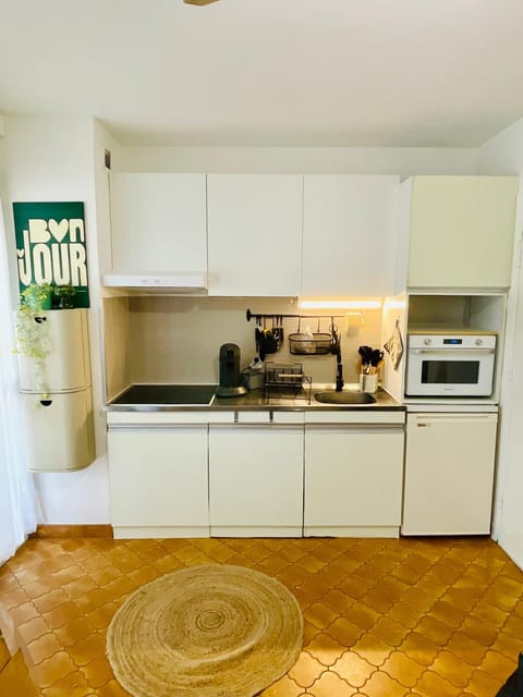 Coffee/tea facilities, Kitchen or kitchenette, oven, stove, toaster