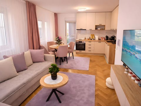 TV and multimedia, Living room, Seating area, Entertainment