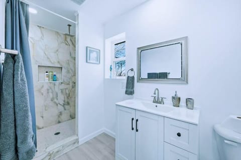 Beautiful Presidential Suite Private Bath near DFW Vacation rental in Bedford