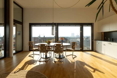 Kitchen or kitchenette, Living room, Seating area, Dining area