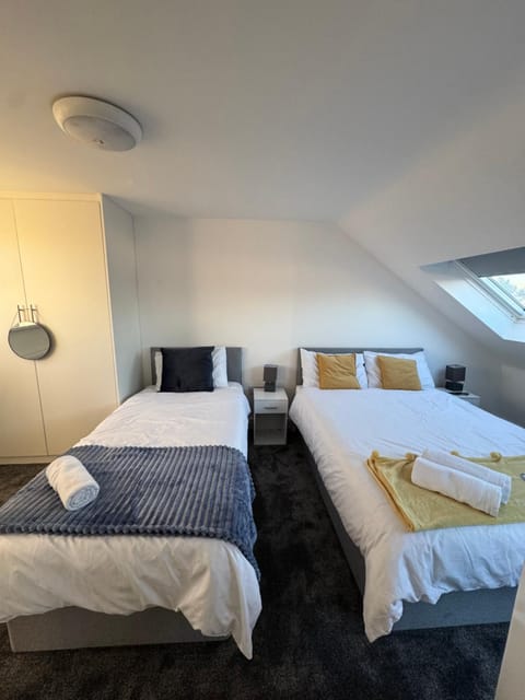 Bed, TV and multimedia, Bedroom, wardrobe