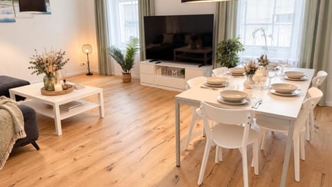 TV and multimedia, Living room, Seating area, Dining area, Evening entertainment