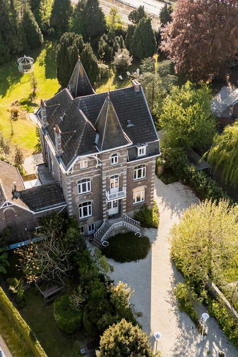 Property building, Facade/entrance, Bird's eye view, Garden, Parking