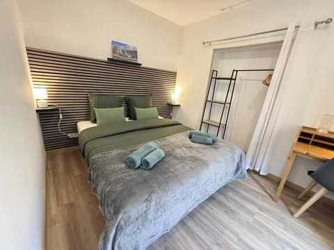 Bed, Photo of the whole room, Seating area, Bedroom