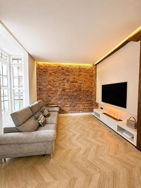 TV and multimedia, Living room, Seating area, Evening entertainment