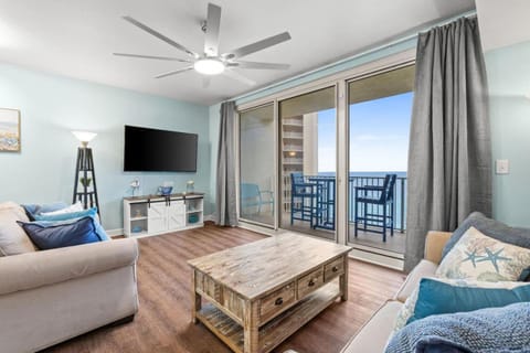 TV and multimedia, Living room, Seating area, Evening entertainment