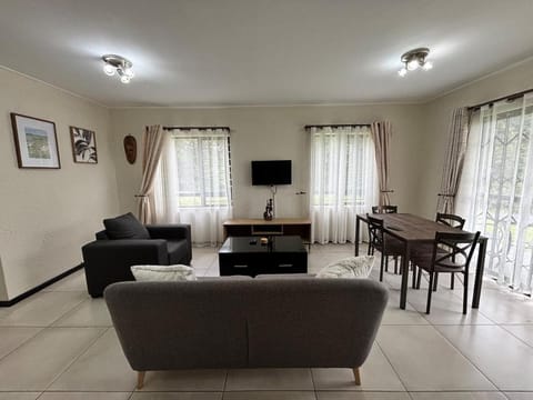 Communal lounge/ TV room, TV and multimedia, Living room, Seating area, Dining area