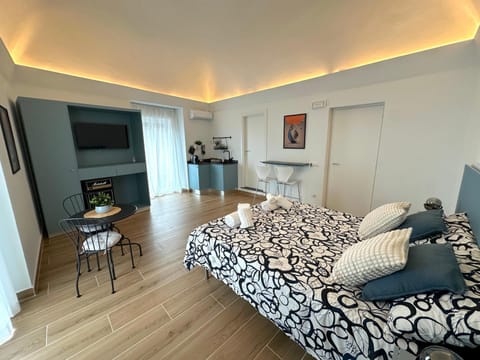 Bed, TV and multimedia, Photo of the whole room, Seating area, Bedroom