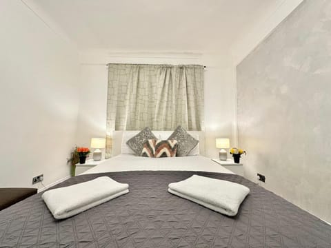 Photo of the whole room, towels