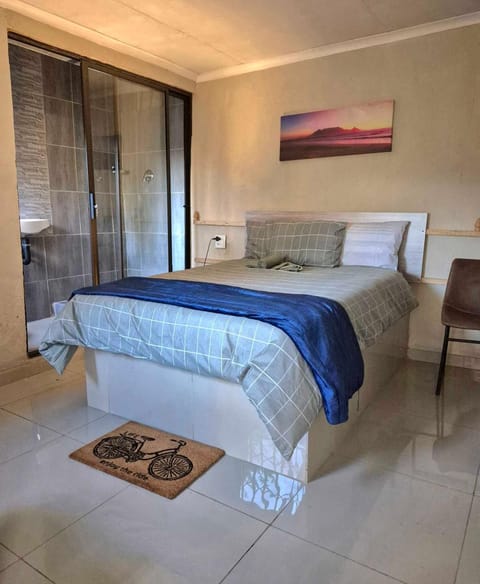 Bed, TV and multimedia, Photo of the whole room, Seating area, Bedroom, room service