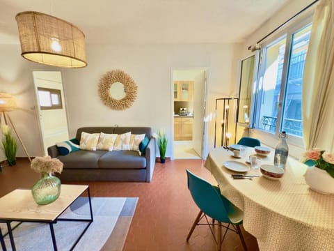 Photo of the whole room, Dining area, Bedroom