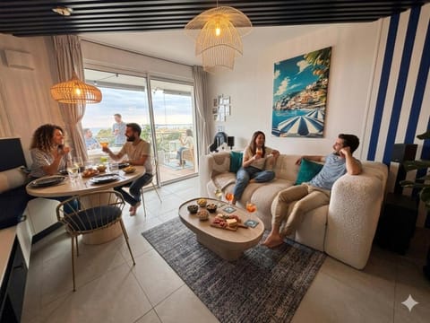 Living room, Food and drinks, Seating area, Dining area, Food, Guests, Drinks, group of guests