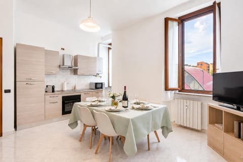 Communal lounge/ TV room, TV and multimedia, View (from property/room), Kitchen or kitchenette, Living room, Dining area, City view, heating, internet, oven, stove, kitchen
