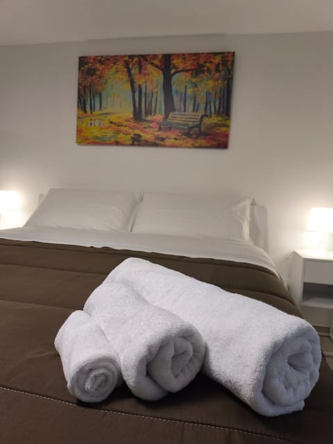 Bed, Decorative detail, Decorative detail, Bedroom, towels, towels