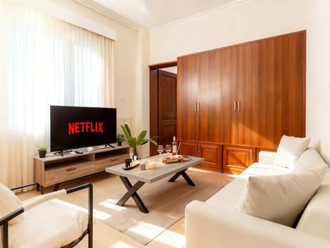 Communal lounge/ TV room, TV and multimedia, Living room, Decorative detail, Seating area, Evening entertainment, internet, internet