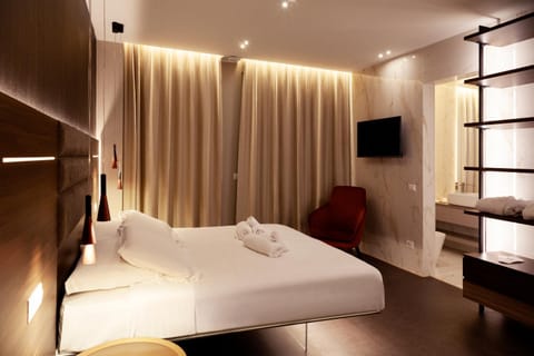 Bed, TV and multimedia, Photo of the whole room, Bedroom