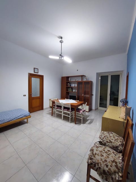 Bed, TV and multimedia, Living room, Photo of the whole room, Seating area, Dining area