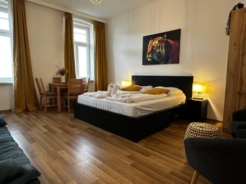 Bed, TV and multimedia, Living room, Photo of the whole room, Seating area, Bedroom, towels