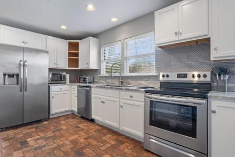 Coastal Getaway Near Beach & Casino 2BR Sleep 6 House in Bay Saint Louis