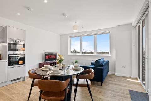 Coffee/tea facilities, Kitchen or kitchenette, Living room, Seating area, Dining area, minibar, oven, stove, toaster