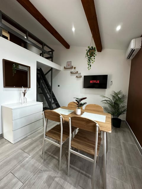 TV and multimedia, Living room, Seating area, Dining area, air conditioner