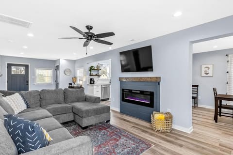 TV and multimedia, Living room, Seating area, Dining area, Evening entertainment, fireplace, kitchen