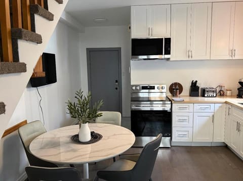Kitchen or kitchenette, Dining area, oven, pet friendly, stove, toaster
