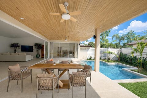 Property building, Patio, Day, Garden, Balcony/Terrace, Dining area, Pool view, Swimming pool, Swimming pool, sunbed