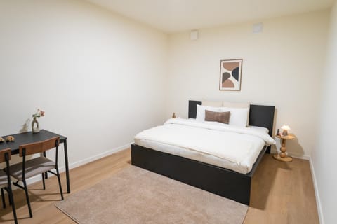 Bed, Seating area, Bedroom