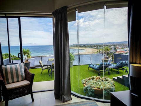 View (from property/room), Balcony/Terrace, Living room, Seating area, Sea view