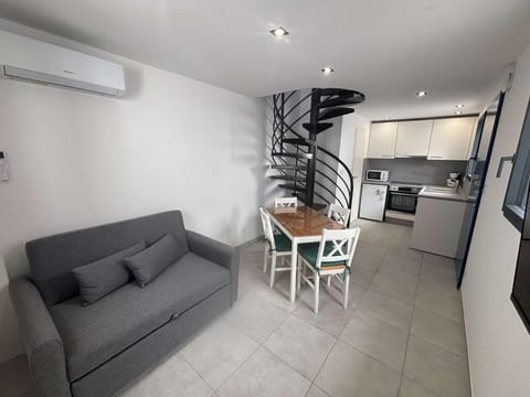 Kitchen or kitchenette, Living room, Seating area, Dining area, stove