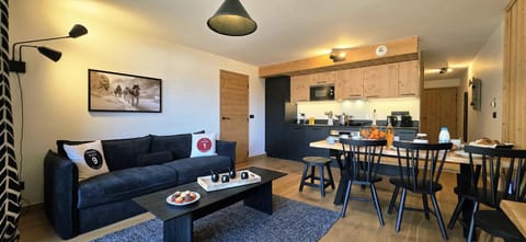 Kitchen or kitchenette, Living room, Seating area, Dining area