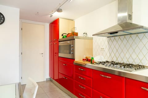 Kitchen or kitchenette, minibar