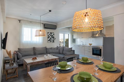 Kitchen or kitchenette, Living room, Seating area, Dining area, stove