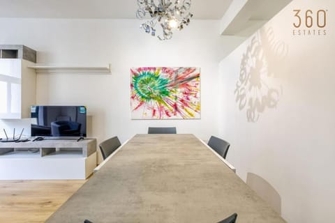 Communal lounge/ TV room, TV and multimedia, Living room, Seating area, Dining area, Evening entertainment