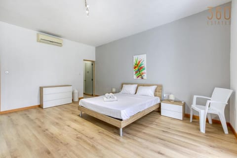 Bed, Photo of the whole room, Bedroom, towels, air conditioner