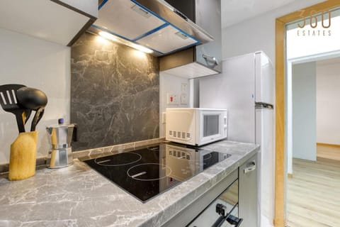 Kitchen or kitchenette, dishwasher, minibar, oven, stove, toaster